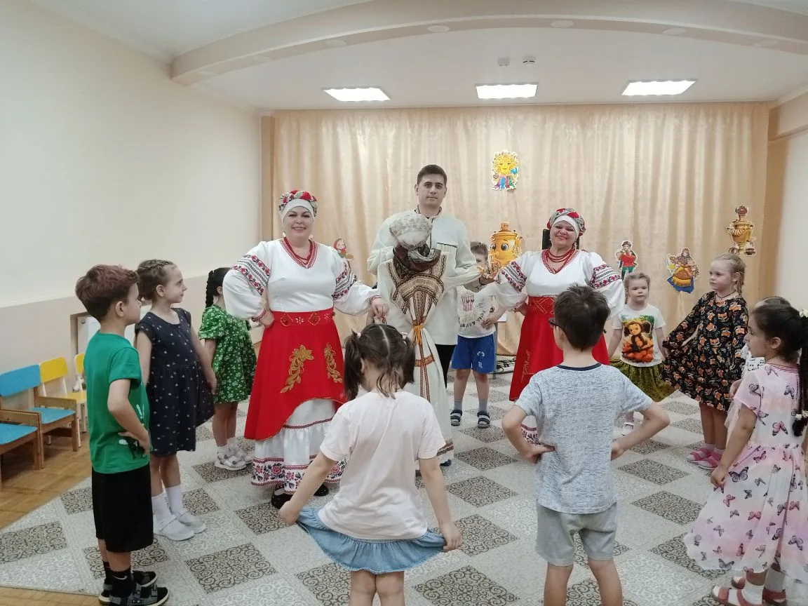 Хоровод с Масленицей