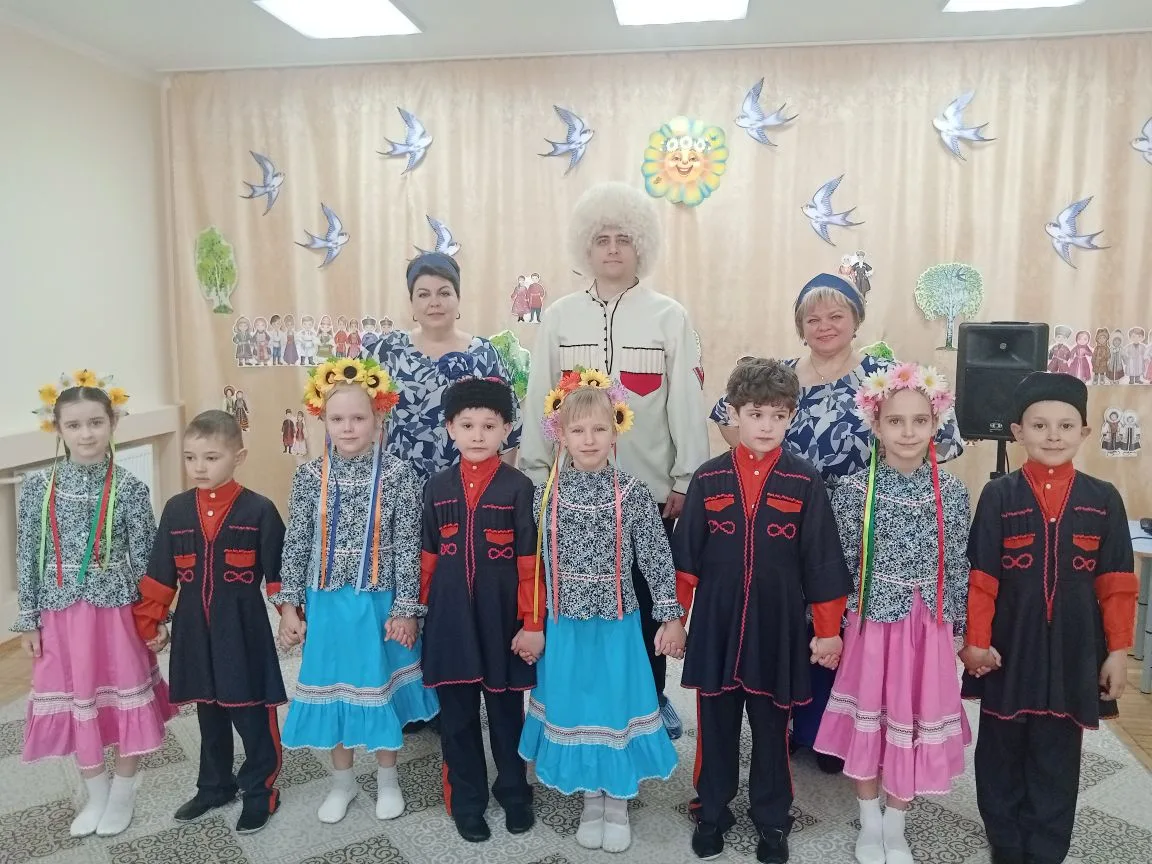 подготовительная группа в национальных костюмах