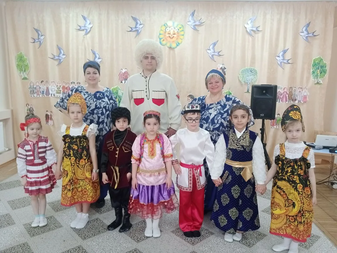старшая группа в народных костюмах