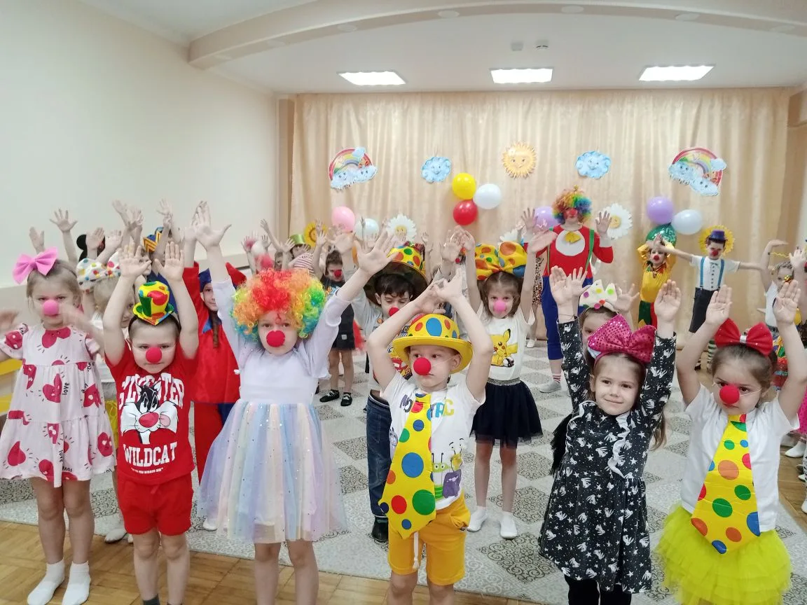 Дети старших групп на празднике